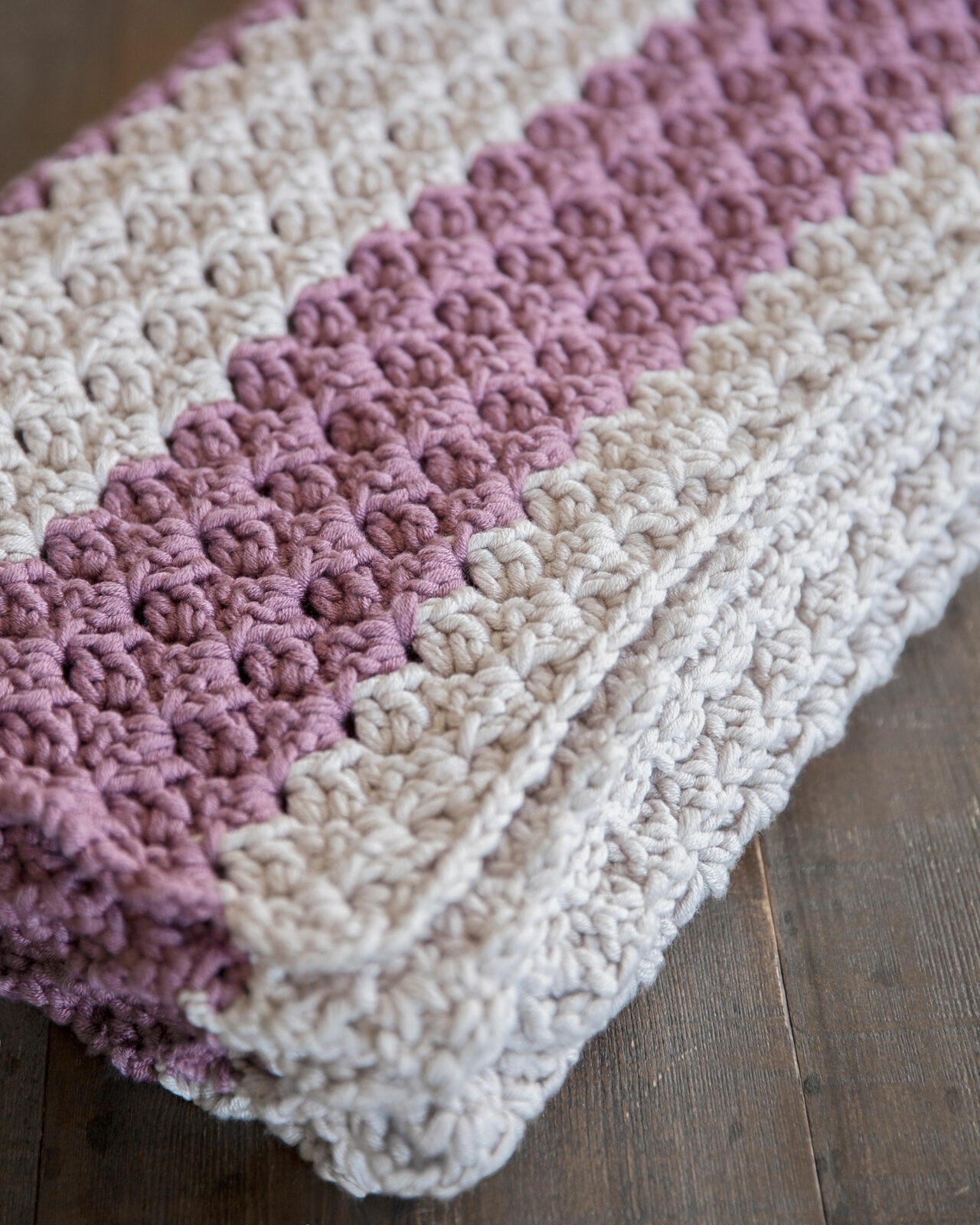 Easy Chunky Knit Look Blanket: Free Pattern and Tutorial  Chunky crochet  blanket, Chunky crochet blanket pattern free, Chunky yarn crochet pattern